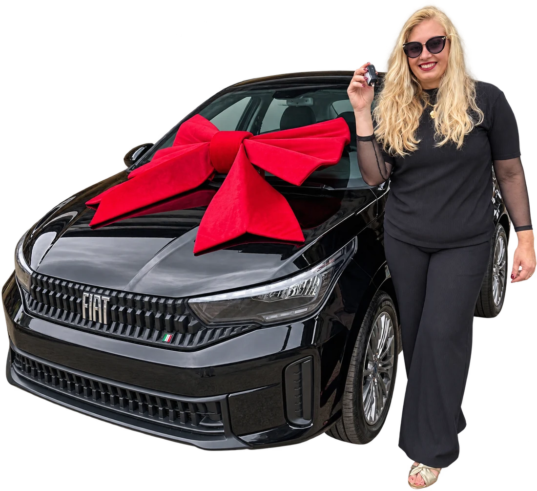 Karla, da KLM Motors e Isenções, sorrindo e segurando a chave ao lado de um carro preto 0km com laço vermelho de entrega.